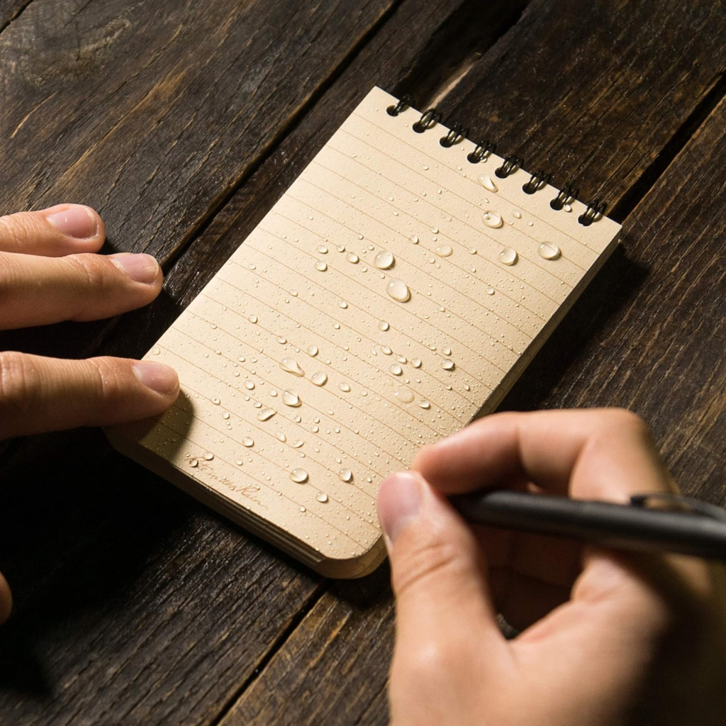 Persona escribiendo en libreta Rite in the Rain Nº 953T